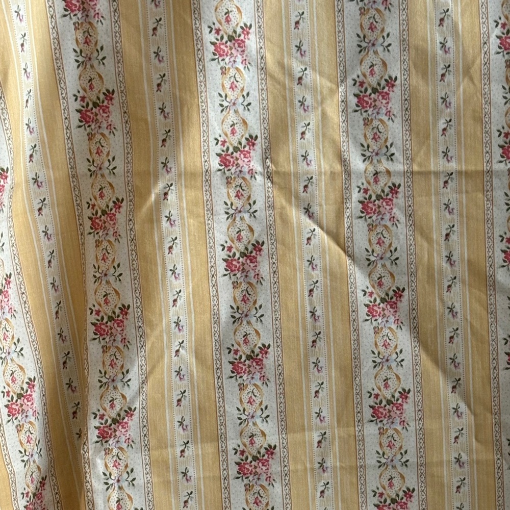 Vintage floral Laura Ashley Fabric - Picture 3 of 3